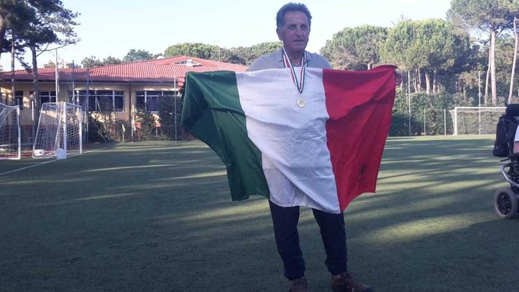 Vincenzo Serratore festeggia con medaglia al collo e tricolore