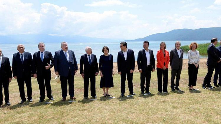 Il primo ministro macedone, Zoran Zaev, e quello greco, Alexis Tsipras, sulle sponde del lago Prespa nei pressi di Otesevo con l’Alto rappresentante dell'Unione per gli affari esteri Federica Mogherini e le delegazioni. AFP PHOTO/MAJA ZLATEVSKATsipras e Zaev hanno raggiunto lo storico accordo. EPA/NAKE BATEV