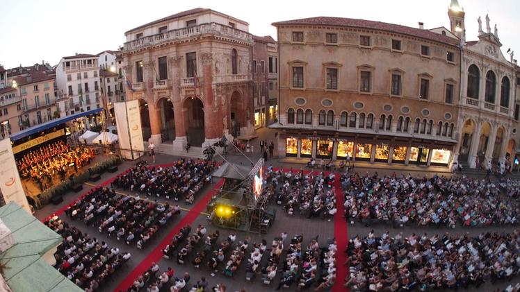 Un'immagine dall'alto di piazza dei Signori per il concerto "Viva Verdi"