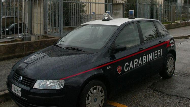 I tre inneschi della diavolina immortalati dalle telecamereL’esterno della stazione dei carabinieri di Noventa.  FOTO ARCHIVIO
