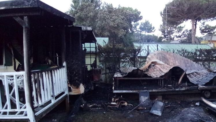 Il bungalow distrutto. La famiglia di valdagnesi ha perso tutto ma almeno si è salvata dalle fiammeUn’altra immagine della distruzione provocata dall’incendio