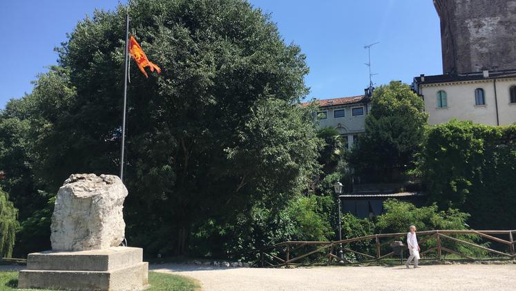 La bandiera della Serenissima al giardino Salvi al posto del tricolore. FOTO NEGRIN