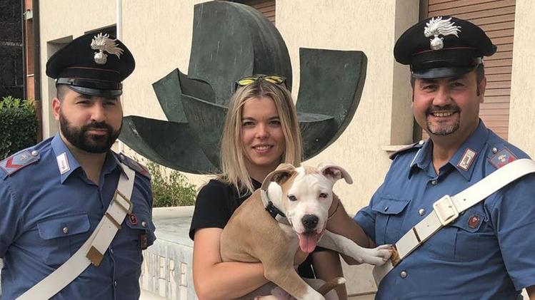 Vanessa Ferigolli con il suo ritrovato Max tra i carabinieri