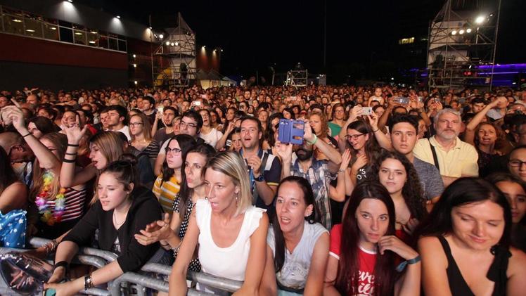 Migliaia gli spettatori a Torri per il ritorno del Festival Show (COLORFOTO)