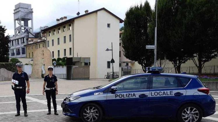 L’altra sera la polizia locale ha applicato la prima sanzione per i divieti in piazza Falcone e Borsellino.  K.Z.