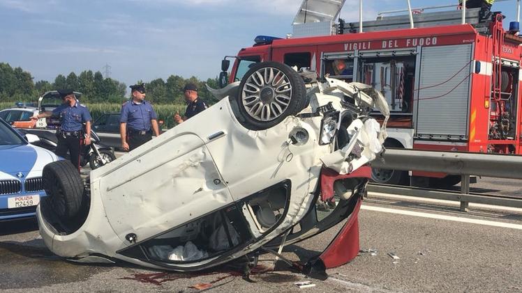 La 500 capovolta dopo l’impatto con l’auto di PaoliniAlessandra Lighezzolo non ce l’ha fatta dopo l’incidente