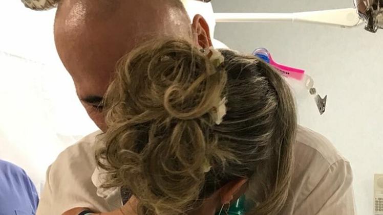 Massimo e Anja, 56 e 41 anni, durante la cerimonia celebrata dal sindaco nel reparto di Rianimazione. L.N.L’abbraccio commosso dei due neosposi tra le mura del reparto. L.N.