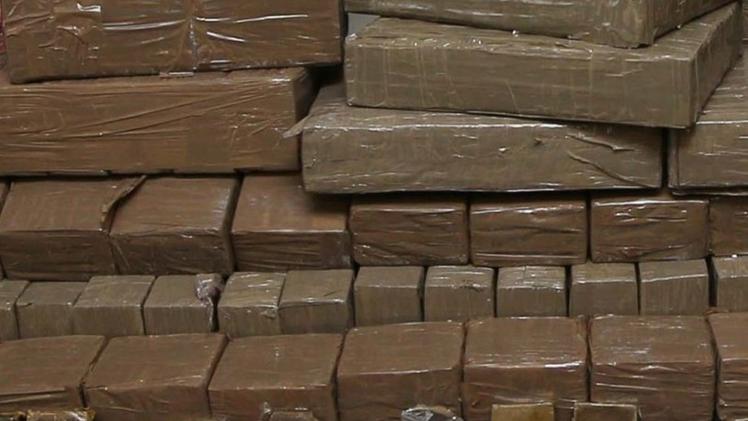 Panetti di hashish. La droga era stata riposta in 25 sacchi di juta. FOTO ARCHIVIO 