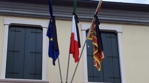Le bandiere a mezz’asta nel municipio di Agugliaro. BUSATO