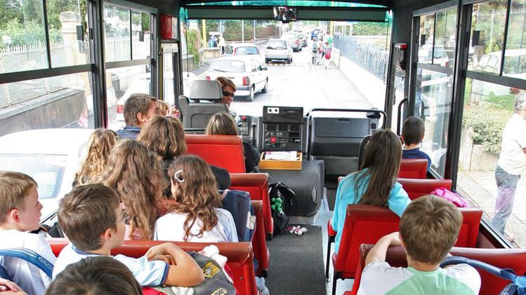 Gli alunni delle scuole elementari a bordo di uno scuolabus