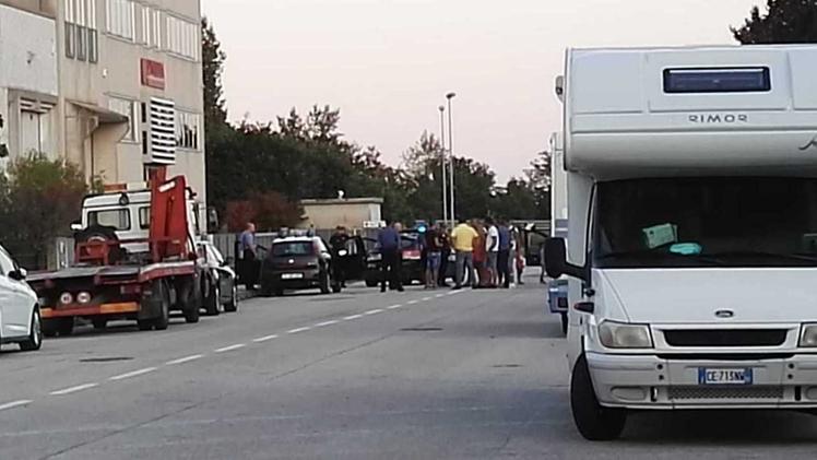 Il carro attrezzi dell’assessore alla sicurezza Moreno Marsetti sul luogo dello sgombero a Molina