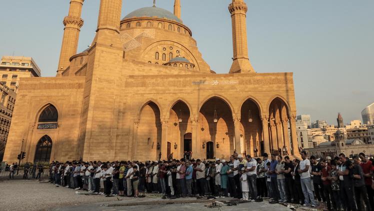 Preghiera fuori dalla moschea a Beirut