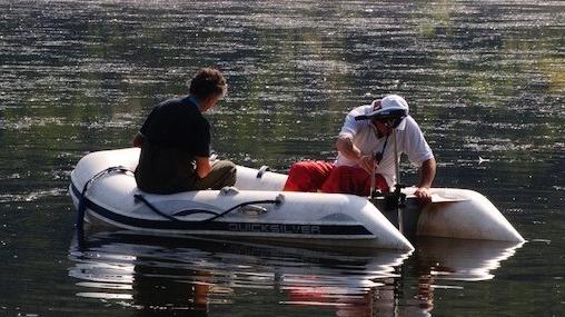 I droni in azione al lago di Fimon non volano ma naviganoI ricercatori che hanno utilizzato i droni per i test locali. NICOLI