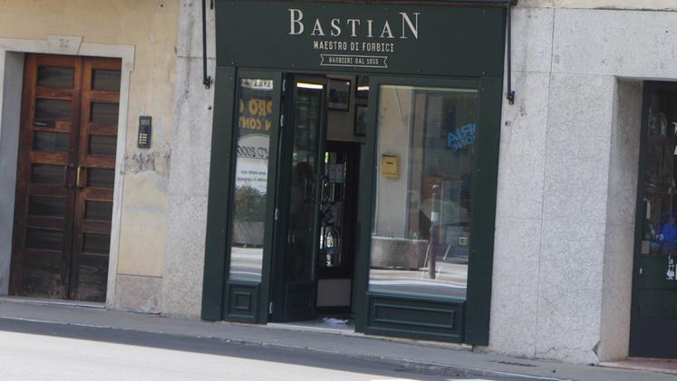 La vetrina della storica Barbieria Bastian 1955 in viale Scalabrini. CECCON