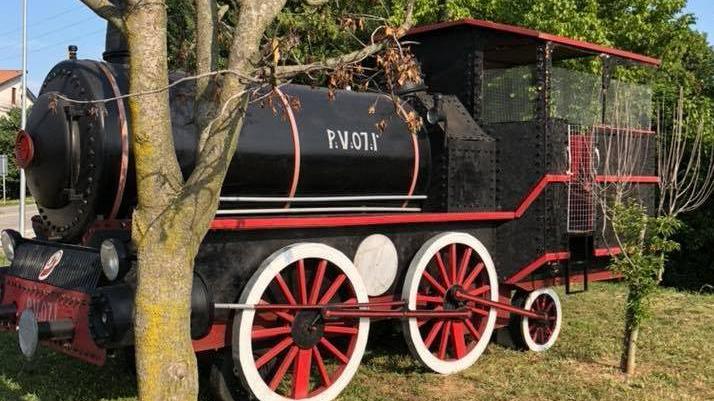 La locomotiva creata da Porcellato parcheggiata nel giardino delle scuole elementari.  FOTO GUARDA