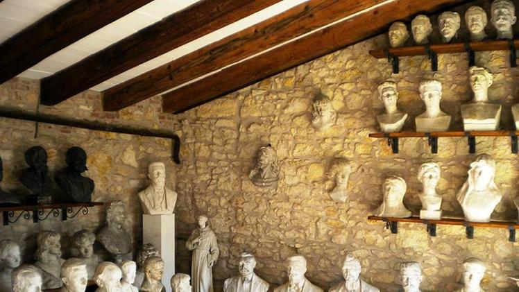 Una raccolta dei busti in gesso di Maria  Camerini Scola appartenenti ad una collezione privata