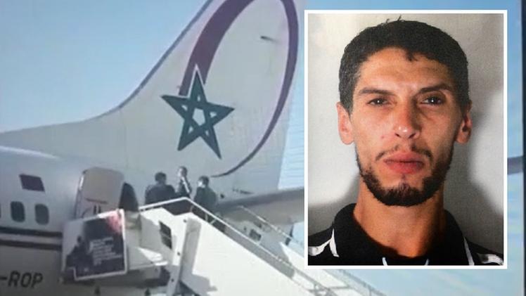 Jamal Zahraoui, 30 anni, viene fatto salire sull'aereo che lo riporta la suo Paese