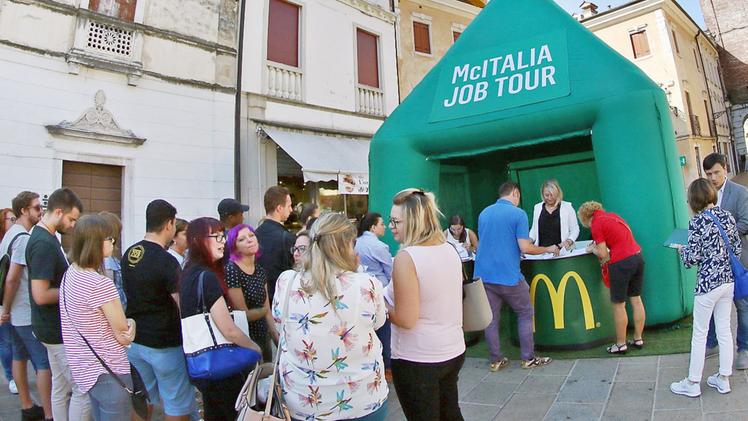 Il “Job Tour” di McDonald’s in piazza Chilesotti.  FOTOSERVIZIO CISCATO