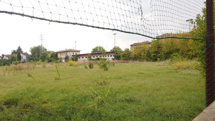 Il campo da calcio di Villaggio del Sole in via Granatieri di Sardegna è abbandonato. COLORFOTO