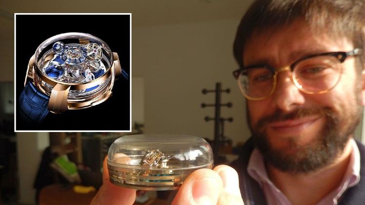 Luca Soprana con il meccanismo di altissima precisione che crea nel suo laboratorio e, nel riquadro, il prestigioso orologio. FOTO VE.MO.