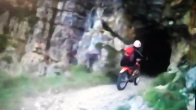 Il frame di un video pubblicato da motociclisti stranieri sul Pasubio