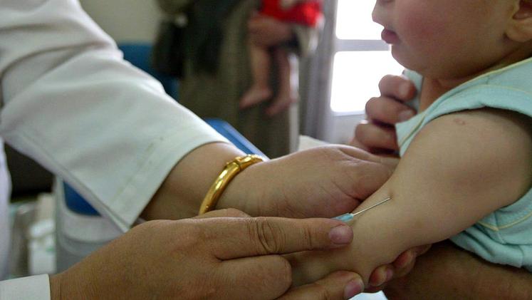 Un bambino mentre viene vaccinato da un pediatra. ARCHIVIO