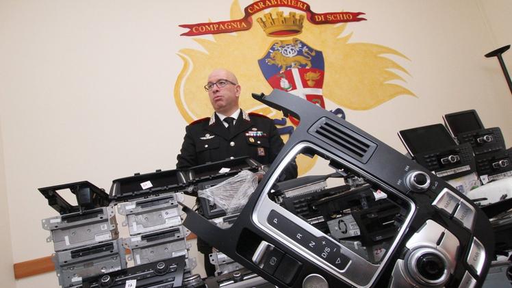 Il maggiore Vincenzo Gardin mentre illustra l’esito di un’operazioneIl maxi sequestro di componenti d’auto rubate