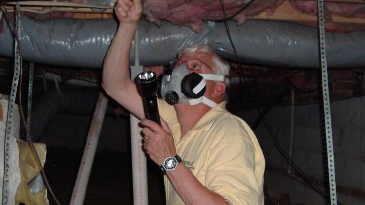 Un tecnico in azione mentre misura i livelli di radon presenti in un locale interrato. FOTO D’ARCHIVIO