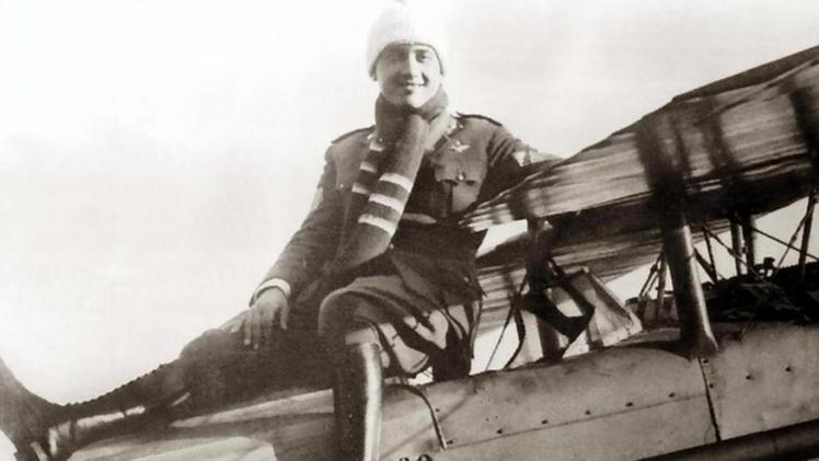 Ottobre 1923: Tommaso Dal Molin, allora sergente, a cavalcioni del caccia Spad VII