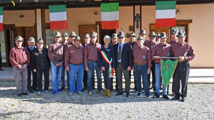 Il giorno dell’inaugurazione della baita degli alpini. I rapporti con il sindaco Santucci erano ancora buoni