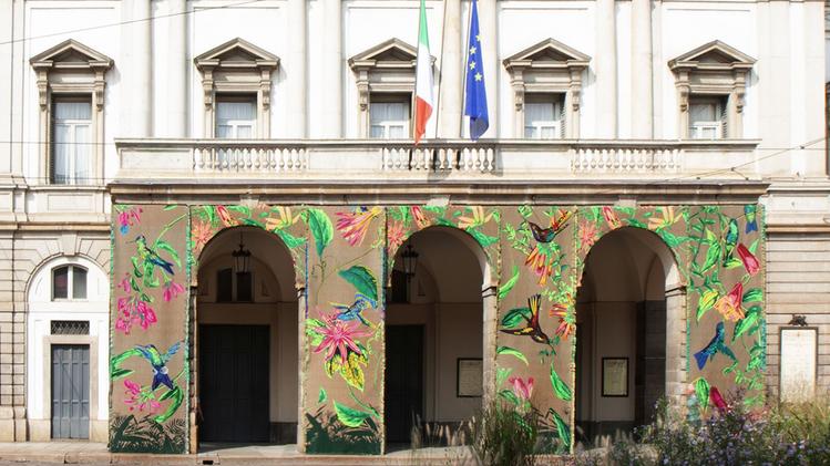 La facciata del Teatro alla Scala di Milano rivestita con la creazione realizzata dalla manifattura Bonotto