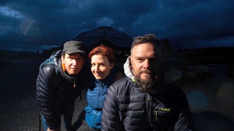Riccardo Vencato, Maris Saar e Stefano Pellizzaro durante le riprese al circolo polare artico. VE.MO.