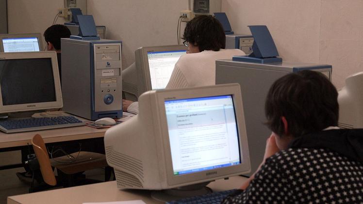 L’ex scuola elementare del Costo diventa sede del Cpia.  FOTO TROGUStudenti al computer durante una lezione di informatica.  ARCHIVIO