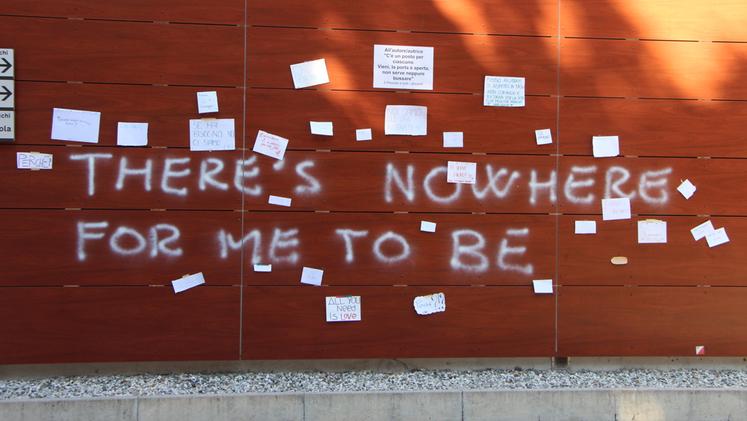 La scritta e i biglietti di risposta affissi dagli studenti. FOTO CECCON