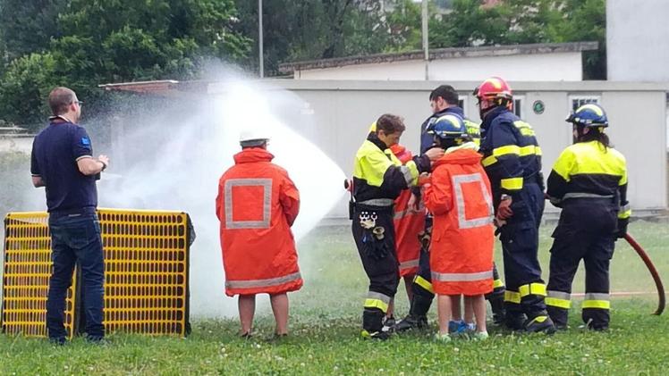Una simulazione di spegnimento incendi effettuata dalla protezione civile con le scuole.   VE.MO.