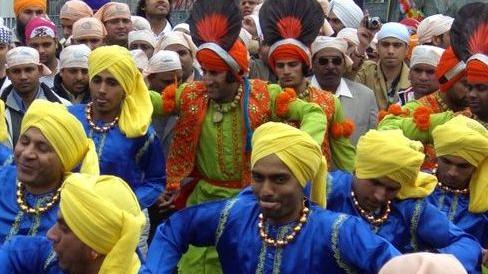 Una processione della comunità indù al Villaggio Giardino.  ARCHIVIO
