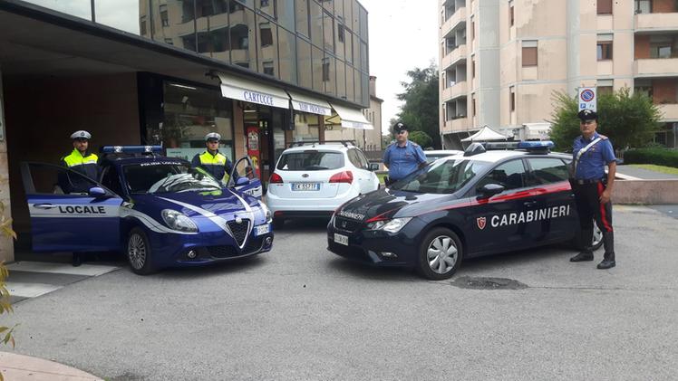 Intervento di polizia locale e carabinieri