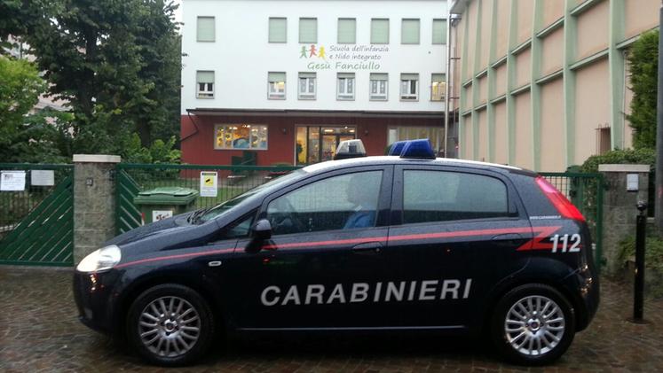 L'auto dei carabinieri davanti la scuola materna a Rosà