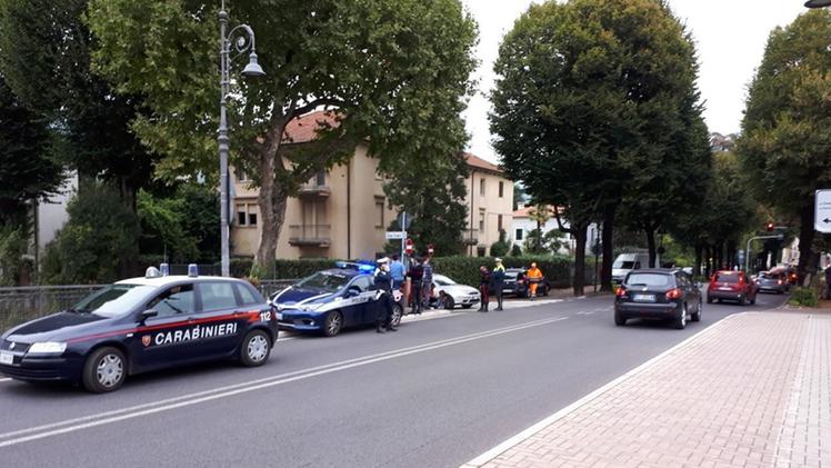Il luogo dell’aggressione presidiato da carabinieri e polizia localeIl recupero del sacchetto di droga gettato dal ponte