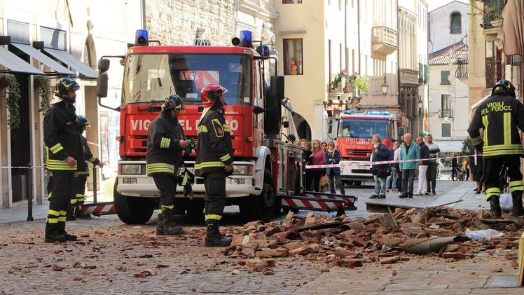All’opera con piattaforme per mettere in sicurezza il palazzo CECCONI vigili del fuoco al lavoro in via Matteotti subito dopo il crollo di una parte del tetto di un edificio