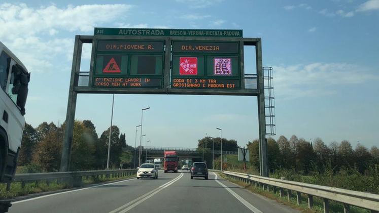 Il cartello con le indicazioni dell'incidente in A4