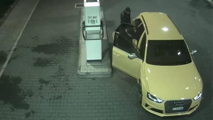 L'Audi gialla ripresa da una telecamera in una stazione di servizio nel gennaio 2016