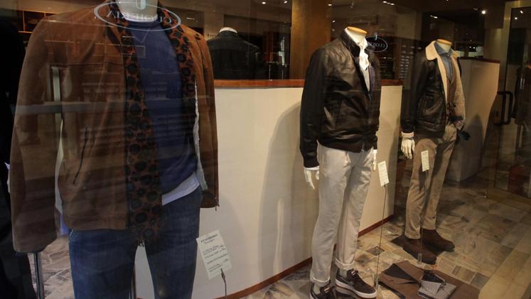 I negozi di abbigliamento lamentano un calo di vendite. COLORFOTO ARTIGIANA