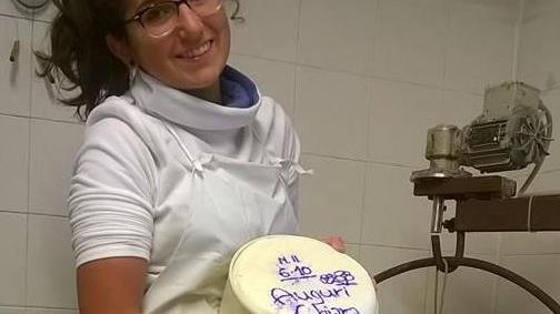 Chiara Tessaro in tenuta da lavoro fra i “suoi” formaggi. FOTO CRISTINA