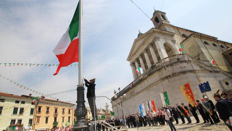 Un’alzabandiera in piazza Rossi