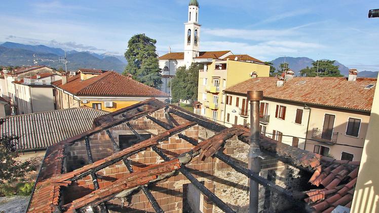 Ciò che resta del tetto del ristorante-pizzeria Pedrocchi di Marano, devastato da un incendio. CISCATO 