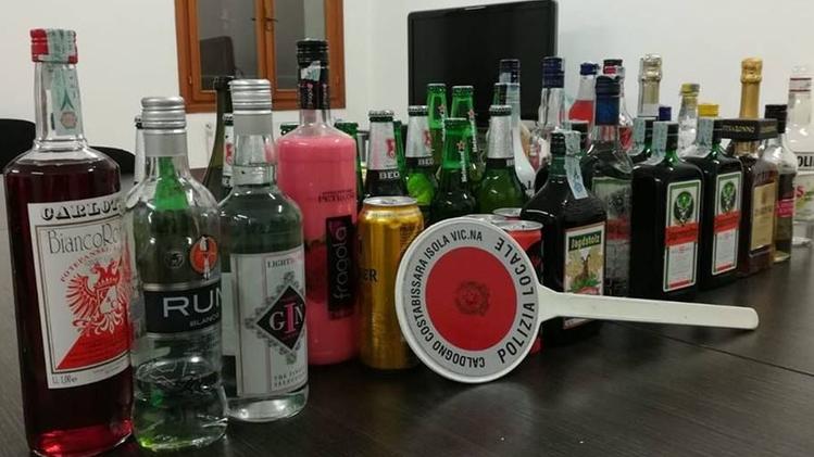 Le bottiglie di alcolici sequestrate dalla polizia locale alla festa studentesca di Ognissanti. DAL MASO