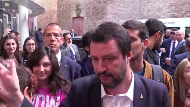 "La manovra non si cambia, noi tiriamo dritti così. Se temo sanzioni da parte di Bruxelles? Non penso che una commissione con gli scatoloni e le valigie pronte possa dare lezioni in Europa e in Italia dopo anni di disastri quindi noi tiriamo dritti in totale serenità e tranquillità", dice il ministro dell'Interno, Matteo Salvini, a margine di un convegno alla Lumsa, a Roma. "Se qualcuno pensa di commissariarci o di sanzionarci a Bruxelles ha sbagliato a capire, gli italiani non lo accetterebbero", aggiunge.
