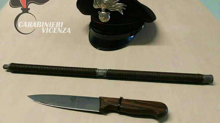 La spranga e il coltello sequestrati dai carabinieri