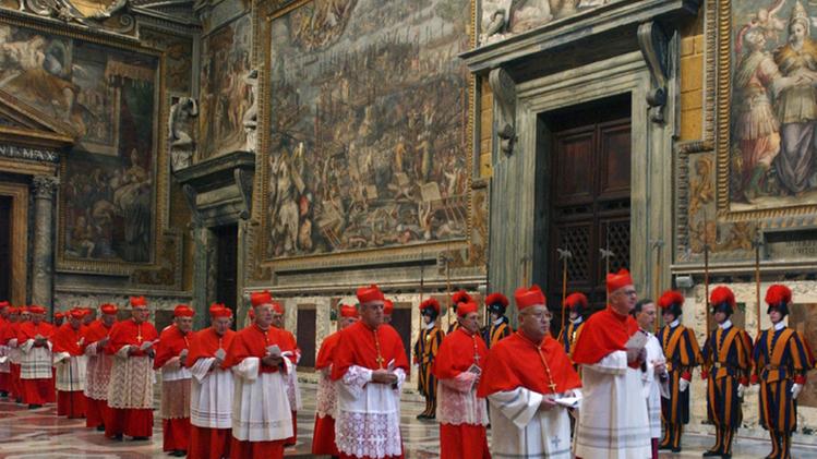 Una foto di repertorio dei cardinali riuniti in Vaticano prima del conclave per eleggere il Papa